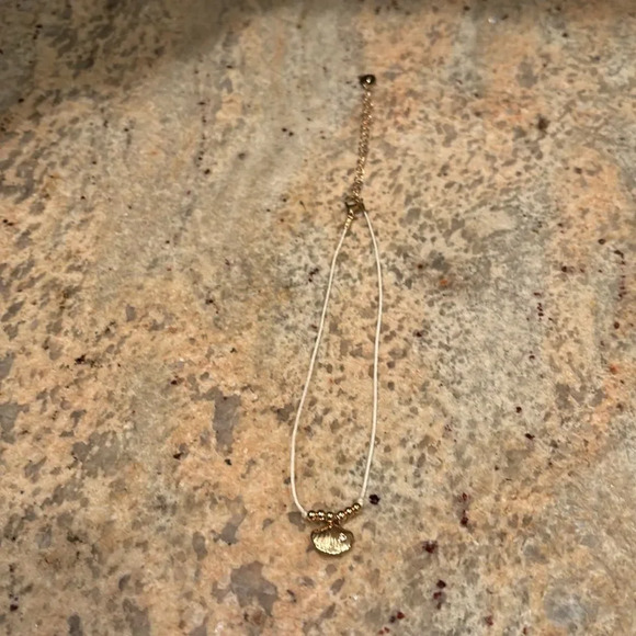 Claire's gold seashell choker - Picture 2 of 5